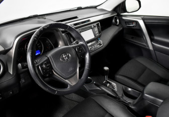 Подержанный автомобиль Toyota RAV4 2014 года (9 фото)