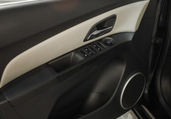 Подержанный автомобиль Chevrolet Cruze Hatchback 2012 года (16 фото)