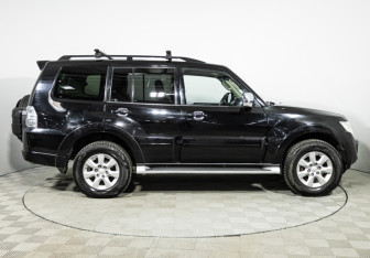 Подержанный автомобиль Mitsubishi Pajero 2013 года (4 фото)