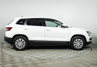 Подержанный автомобиль Skoda Karoq 2021 года (4 фото)