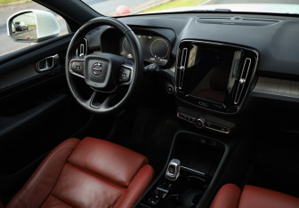 Подержанный автомобиль Volvo XC40 2021 года (10 фото)
