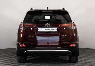 Подержанный автомобиль Toyota RAV4 2017 года (6 фото)