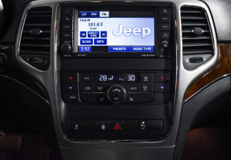 Подержанный автомобиль Jeep Grand Cherokee 2012 года (16 фото)