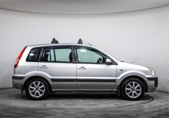 Подержанный автомобиль Ford Fusion 2007 года (4 фото)