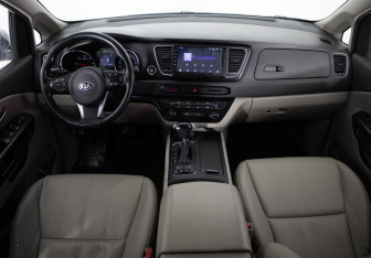 Подержанный автомобиль Kia Carnival 2016 года (9 фото)