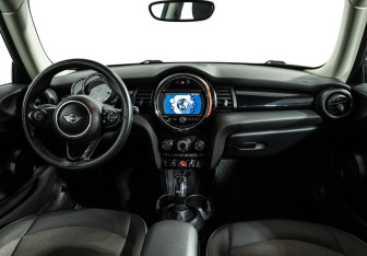 Подержанный автомобиль MINI Hatch 2018 года (13 фото)
