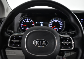 Подержанный автомобиль Kia Carnival 2021 года (19 фото)