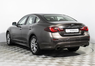 Подержанный автомобиль Infiniti Q70 2016 года (7 фото)