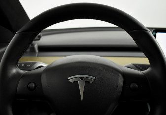 Подержанный автомобиль Tesla Model 3 2019 года (15 фото)