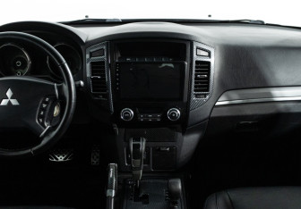 Подержанный автомобиль Mitsubishi Pajero 2015 года (14 фото)