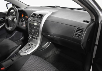 Подержанный автомобиль Toyota Corolla Sedan 2012 года (12 фото)