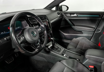 Подержанный автомобиль Volkswagen Golf R Hatchback 2019 года (9 фото)