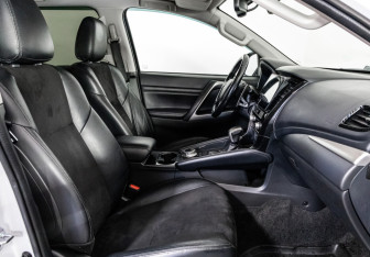 Подержанный автомобиль Mitsubishi Pajero Sport 2020 года (21 фото)