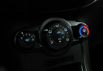 Подержанный автомобиль Ford Fiesta Hatchback 2015 года (15 фото)
