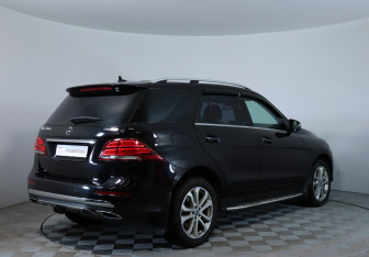 Подержанный автомобиль Mercedes-Benz GLE 2015 года (5 фото)
