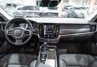 Подержанный автомобиль Volvo V90 Cross Country 2019 года (13 фото)