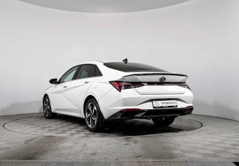 Подержанный автомобиль Hyundai Elantra Sedan 2022 года (7 фото)