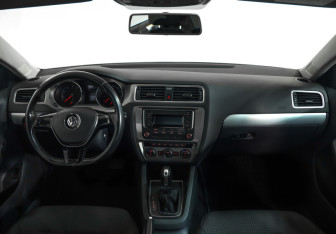 Подержанный автомобиль Volkswagen Jetta Sedan 2017 года (9 фото)