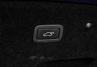 Подержанный автомобиль Jaguar XF Sedan 2016 года (33 фото)