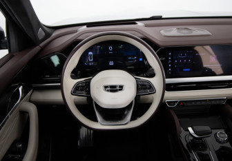 Подержанный автомобиль Geely Monjaro 2023 года (10 фото)