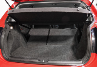 Подержанный автомобиль Toyota Corolla Hatchback 2006 года (22 фото)