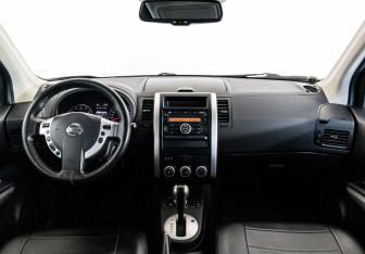 Подержанный автомобиль Nissan X-Trail 2011 года (10 фото)