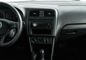 Подержанный автомобиль Volkswagen Polo Sedan 2017 года (14 фото)