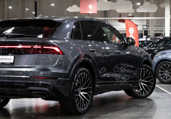 Подержанный автомобиль Audi Q8 2023 года (7 фото)