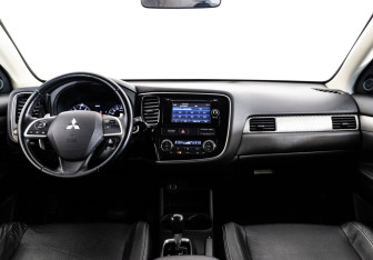 Подержанный автомобиль Mitsubishi Outlander 2014 года (10 фото)