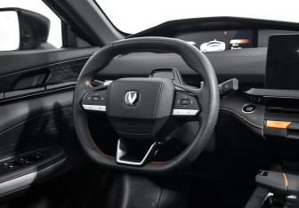 Подержанный автомобиль Changan UNI-V 2024 года (15 фото)