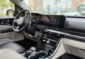 Подержанный автомобиль Kia Carnival 2021 года (16 фото)