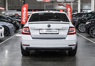 Подержанный автомобиль Skoda Octavia Liftback 2018 года (9 фото)