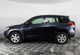 Подержанный автомобиль Toyota RAV4 2006 года (8 фото)