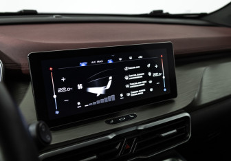 Подержанный автомобиль Geely Coolray 2023 года (16 фото)