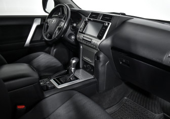 Подержанный автомобиль Toyota Land Cruiser Prado 2019 года (19 фото)