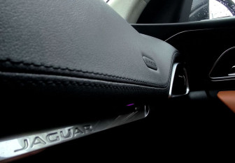 Подержанный автомобиль Jaguar F-Pace 2018 года (42 фото)