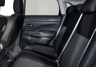 Подержанный автомобиль Mitsubishi ASX 2011 года (12 фото)