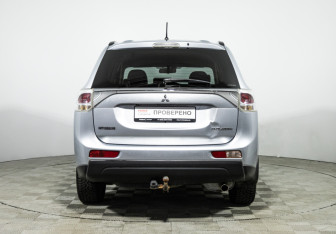 Подержанный автомобиль Mitsubishi Outlander 2012 года (6 фото)
