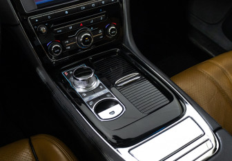 Подержанный автомобиль Jaguar XJ 2016 года (118 фото)