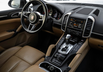 Подержанный автомобиль Porsche Cayenne 2015 года (11 фото)