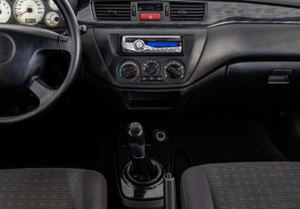 Подержанный автомобиль Mitsubishi Lancer Sedan 2005 года (11 фото)
