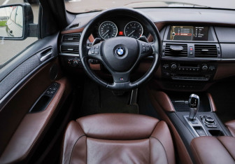 Подержанный автомобиль BMW X6 2013 года (12 фото)