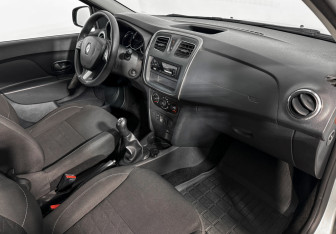 Подержанный автомобиль Renault Sandero 2018 года (13 фото)