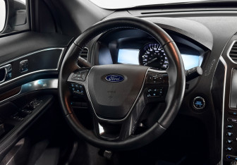 Подержанный автомобиль Ford Explorer 2017 года (22 фото)