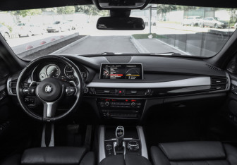Подержанный автомобиль BMW X5 2016 года (14 фото)