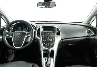 Подержанный автомобиль Opel Astra Hatchback 2012 года (13 фото)