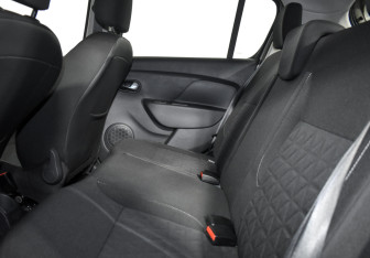 Подержанный автомобиль Renault Sandero 2016 года (12 фото)