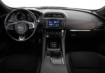 Подержанный автомобиль Jaguar F-Pace 2017 года (10 фото)