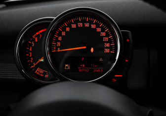 Подержанный автомобиль MINI Hatch 2014 года (15 фото)