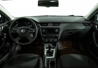 Подержанный автомобиль Skoda Octavia Liftback 2015 года (13 фото)